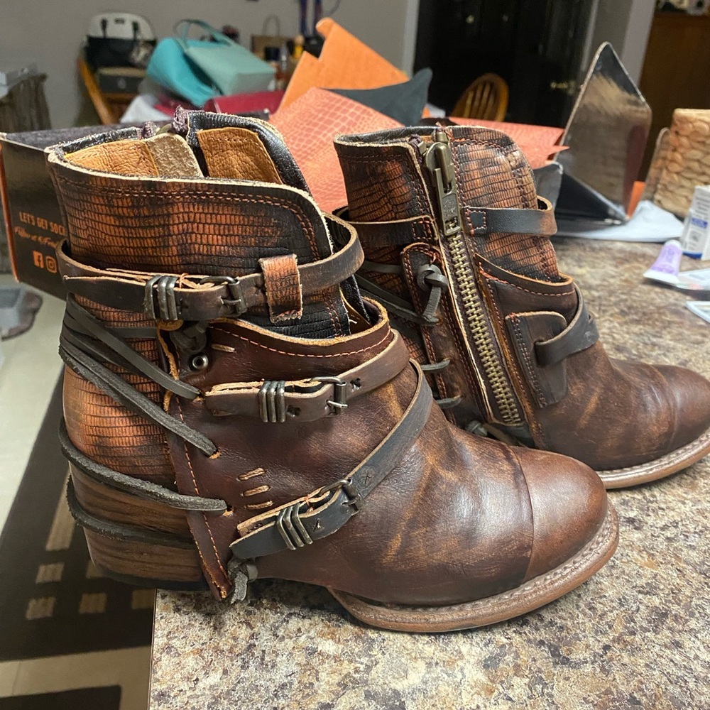 Freebird Distressed Brown Leather Ankle Booties Crue. New. Size 7